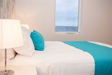 beach-hotel-bed