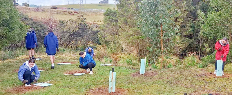 Shorewell Ck Student Planting.jpg