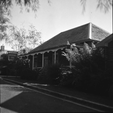 Burnie-Inn-at-Park-in-1984